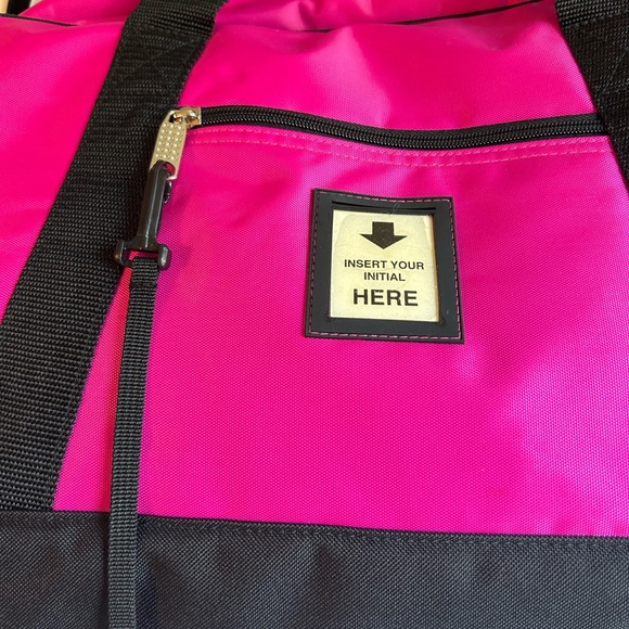 GLORIA VANDERBILT HOT PINK AND BLACK NYLON PERSONALIZED DUFFEL WITH LETTERS BAG - Picture 7 of 12